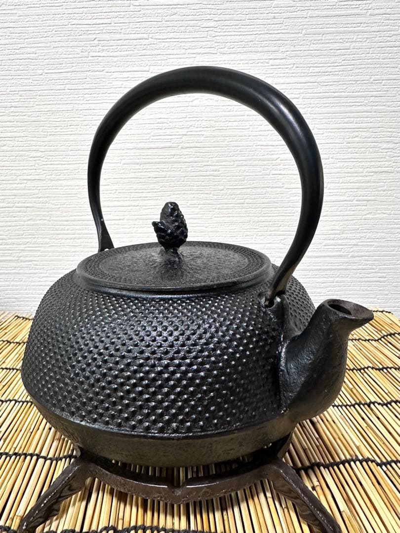 未使用、保管品　南部岩鋳造　１８型丸平アラレ　南部鉄瓶　南部鉄器　鉄瓶