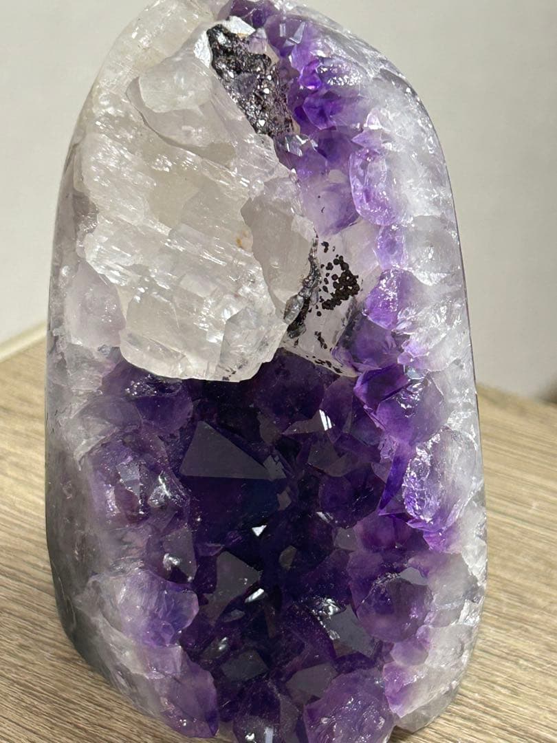 ウルグアイ産　 アメジストカルサイト共生　置物