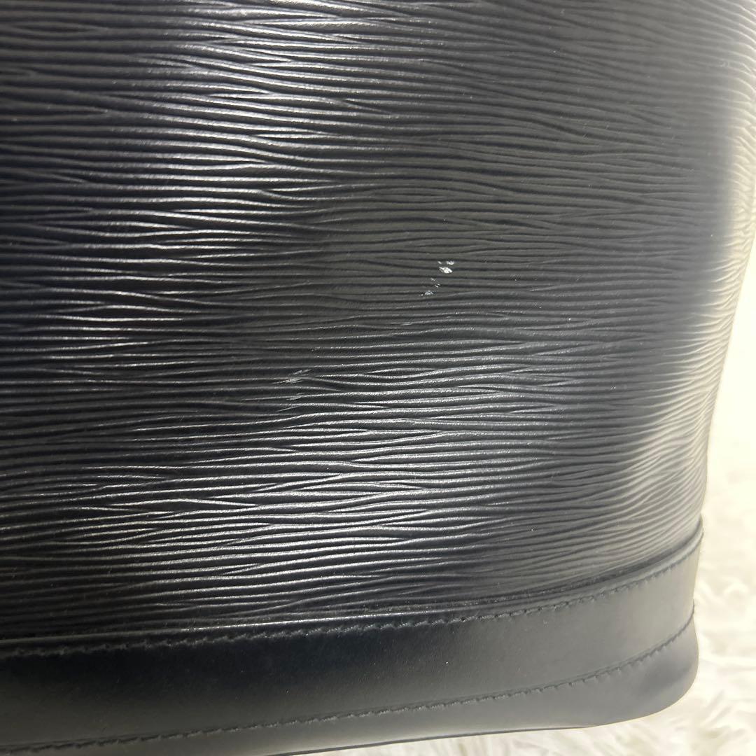 ルイヴィトン エピ ノエ レザー ショルダーバッグ ブラック シリアルあり