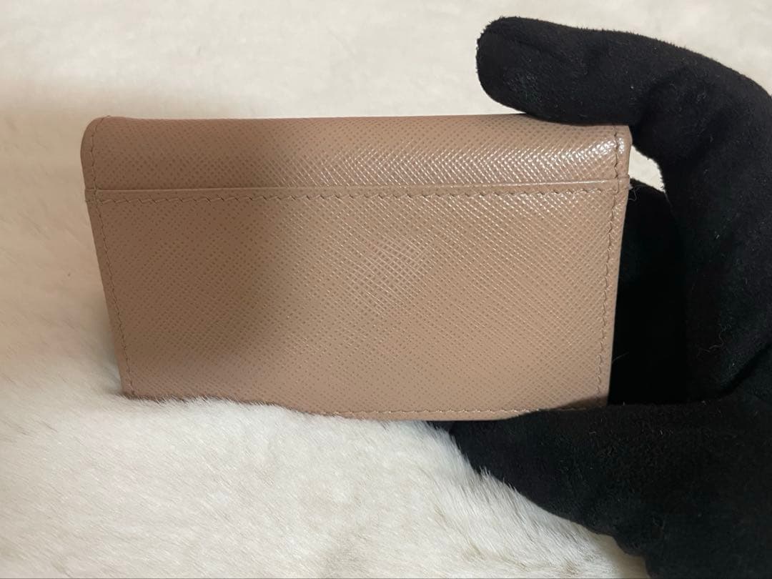 PRADA ベージュレザー名刺入れ