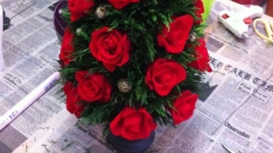 フレッシュ　赤いバラ装飾のクリスマスツリー薔薇12輪