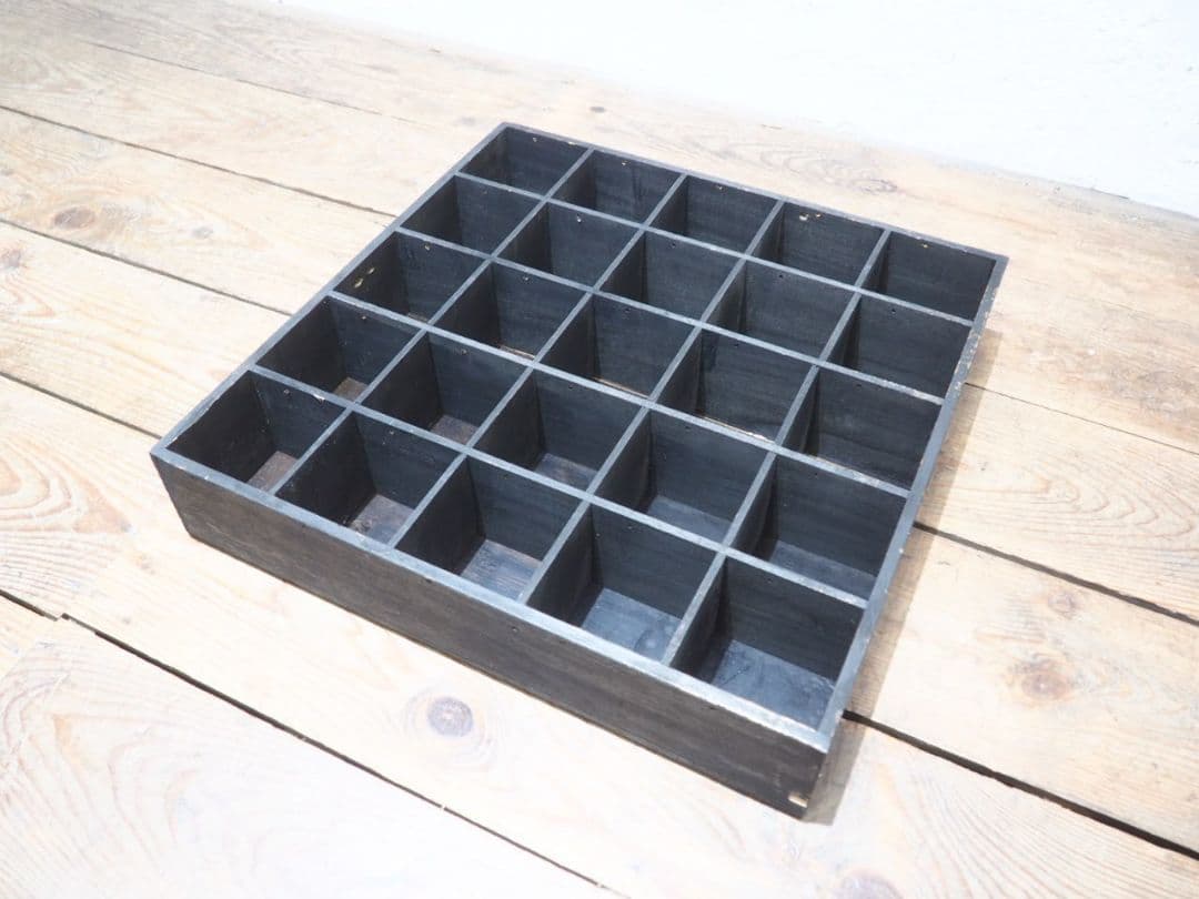 1145 薄型　升目のオープンラック　飾り棚　陳列棚　小物入れ　ケース　レトロ