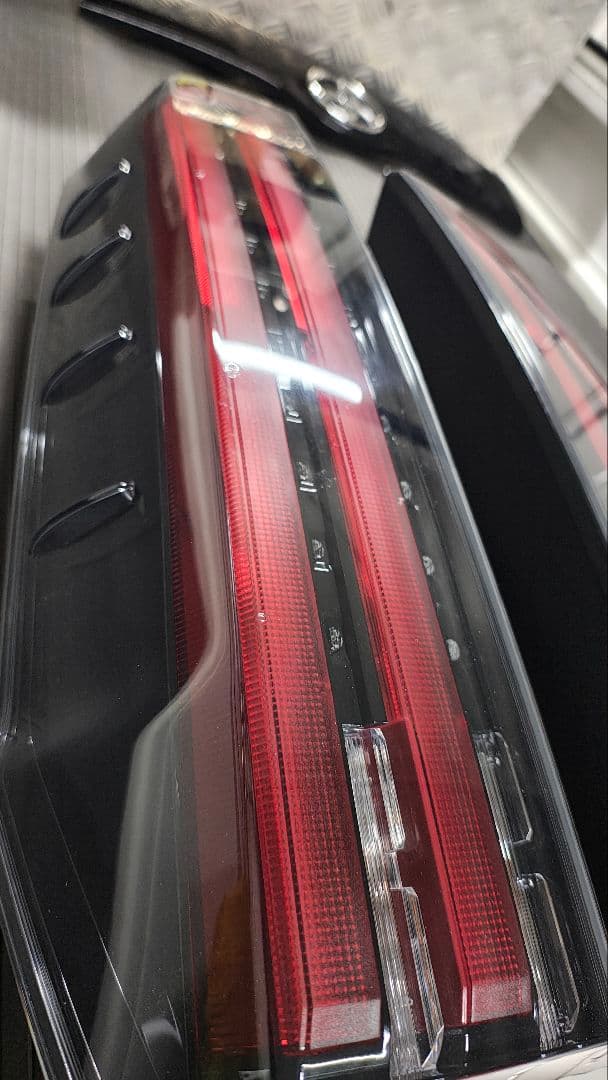 エスクァイア後期純正　テールランプ