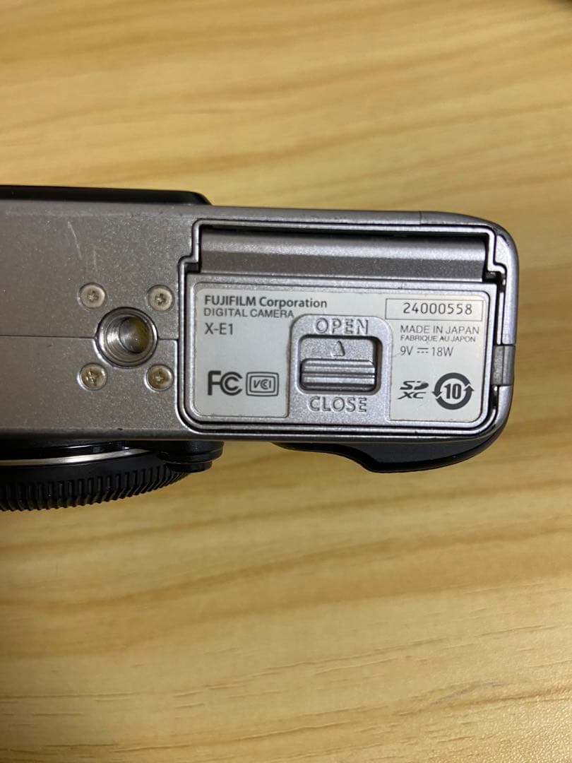 。富士フイルム　X-E1 シルバー　デジカメ