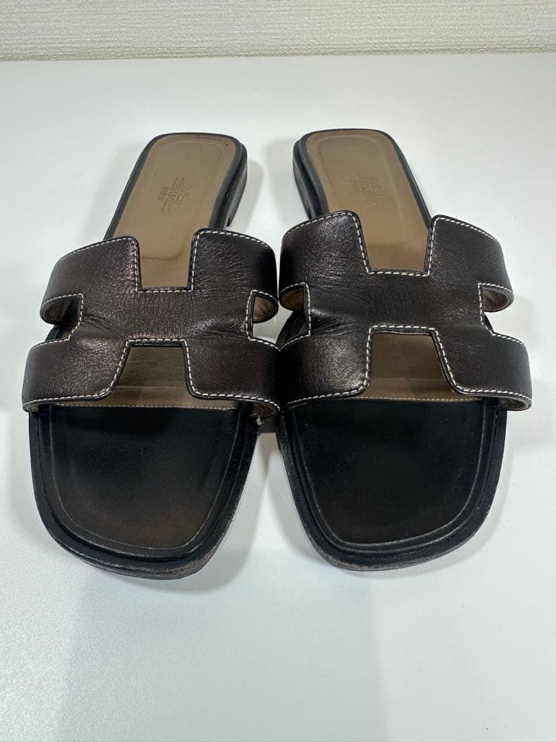 H ermes ブラックレザー風オープントゥサンダル