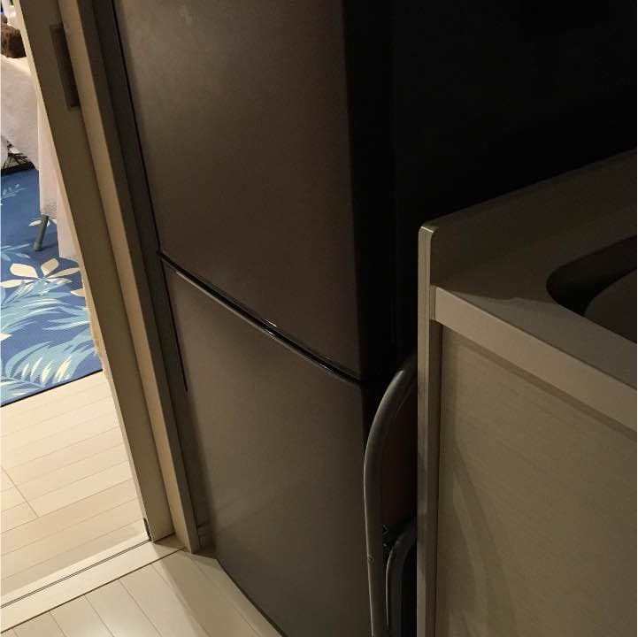 引っ越し前に買ってまだ一年も経たないほぼ新品状態のモダンな冷蔵庫です