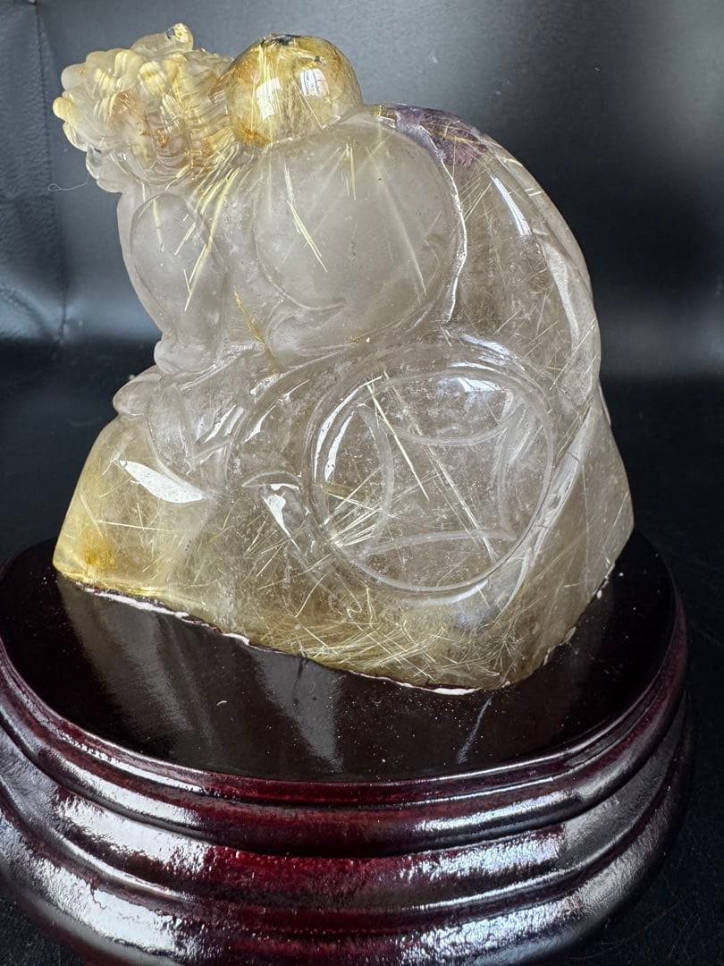 ルチルクォーツ貔貅彫り　天然石　台座付き