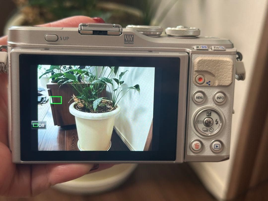 おまめ 【極美品】OLYMPUS PEN E-PL9 ホワイト レンズ付き