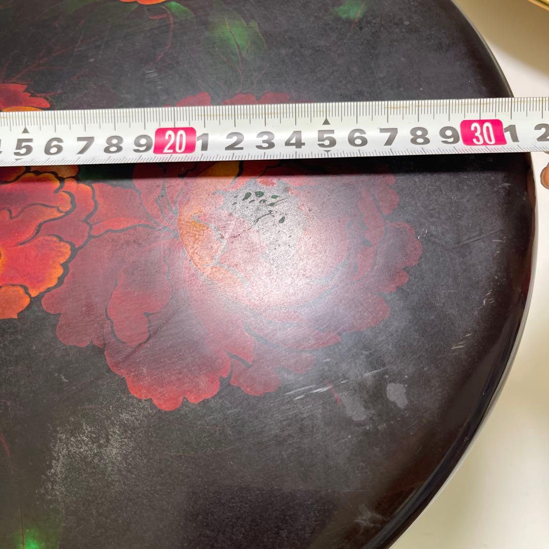 伝統的な和風デザインの漆塗り茶器セット