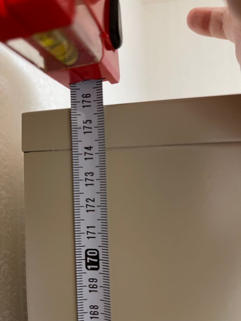 鍵付きオフホワイトキャビネット 上部ガラス扉付き