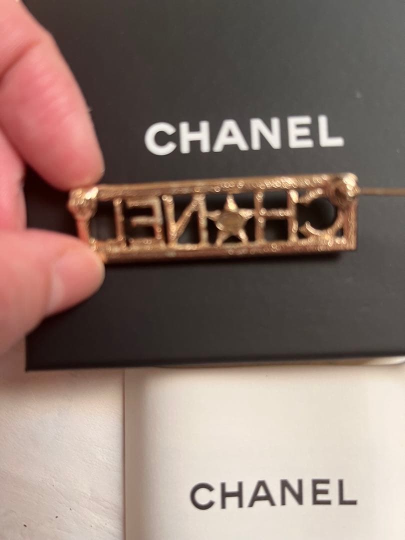 新品！シャネルchanel★ロゴブローチ