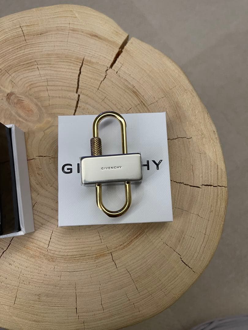 GIVENCHY パドロックキーリング