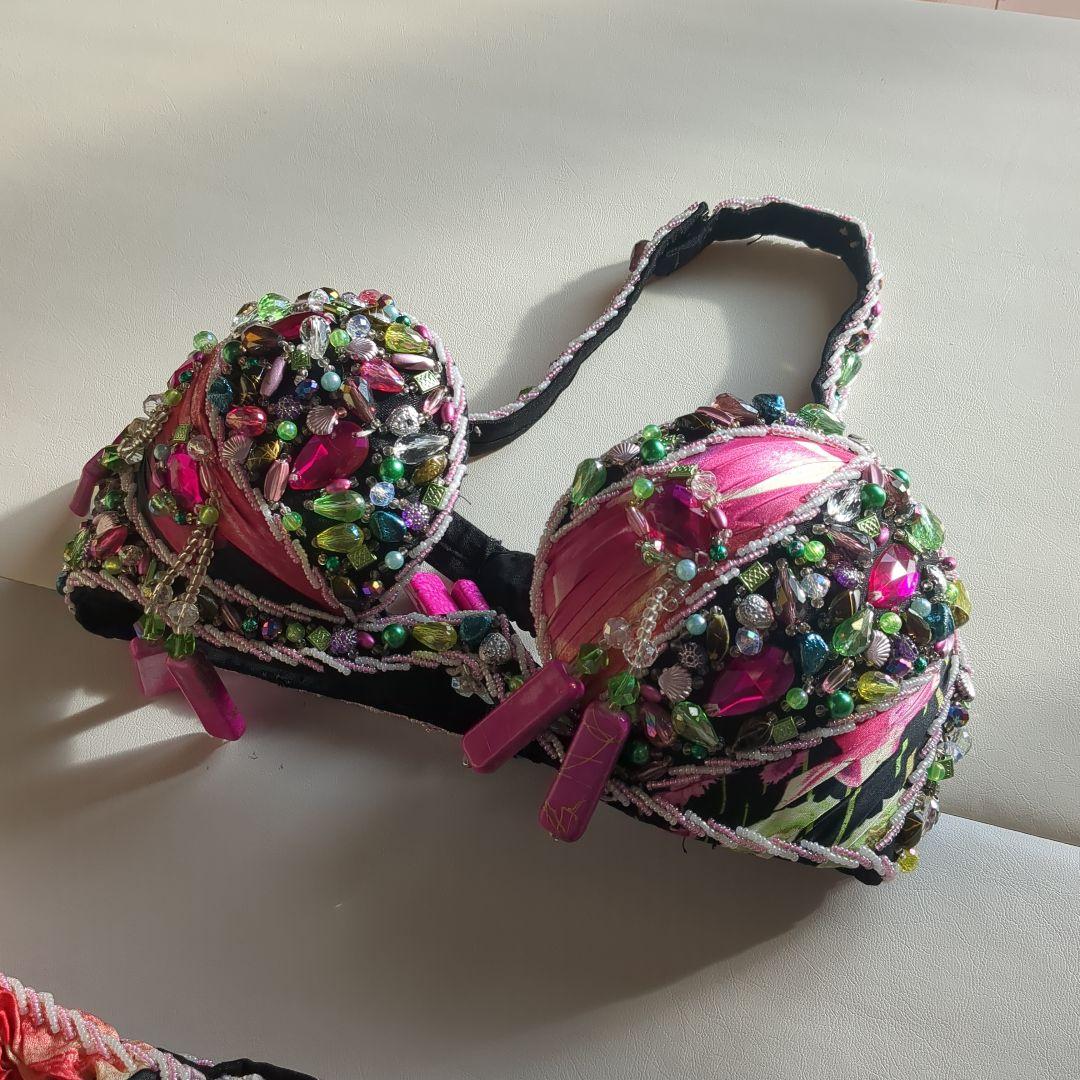 ベリーダンス衣装 黒×赤系花柄 豪華デザイン 側面スリット