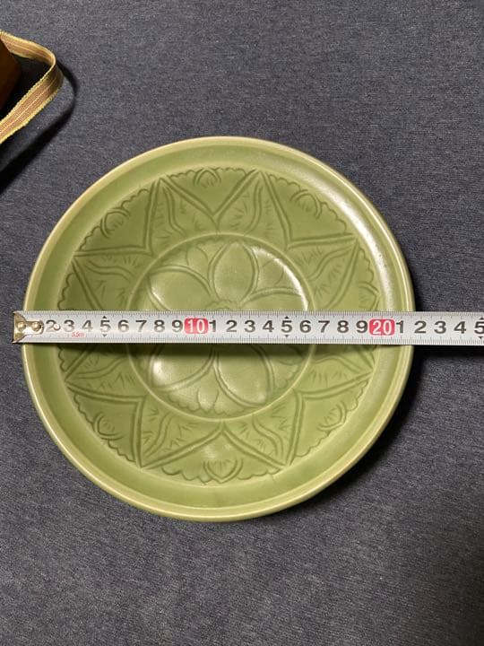 中国古美術品　宋時代　青磁刻花 中皿　22cm 龍泉窯　合箱あり
