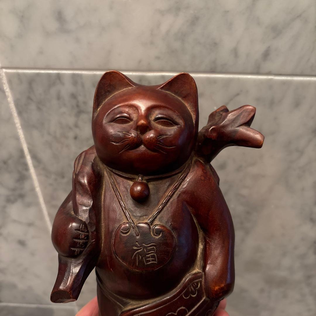 アンティーク平和的な笑顔で幸せやお金を招く一刀彫の布袋さんの猫の彫刻オブジェ