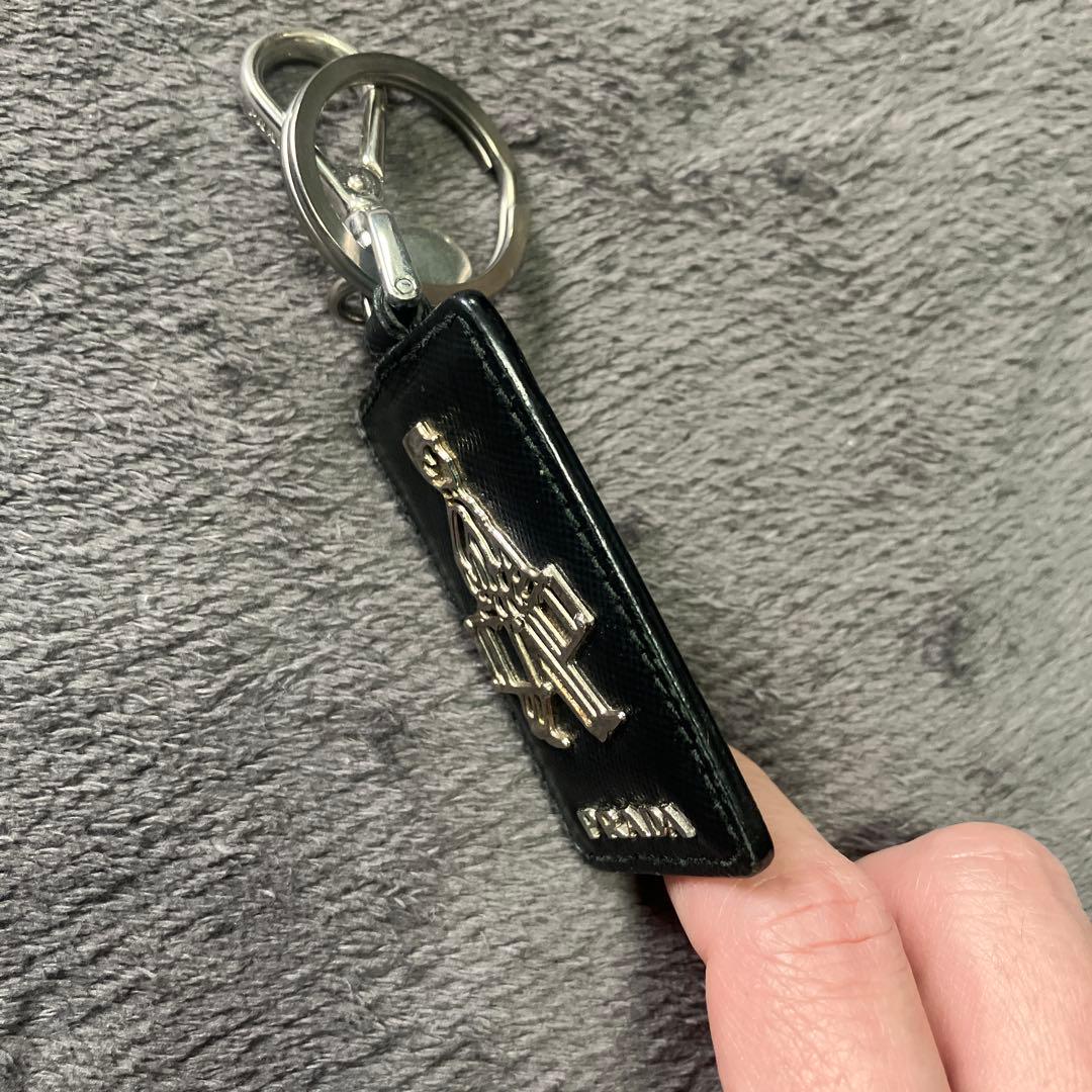 プラダ　キーホルダー　ポーター　ドアマン　ホテルマン　旅行　男　黒　ブラック