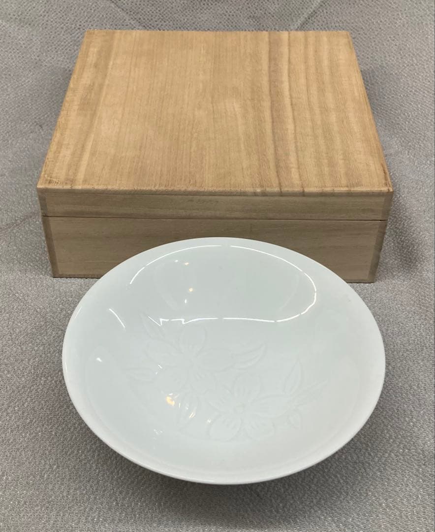 B538b 白磁陰刻花図　小鉢　井上萬二作　人間国宝　有田　菓子器　平茶碗
