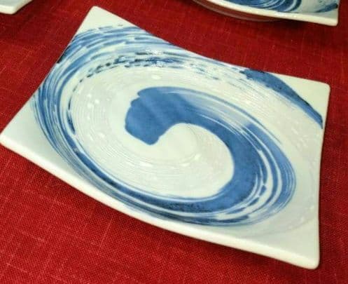 ♣オリジナルＷ・２種類♠一峰桜中皿♠嵐窯・渦巻青刷毛四角白ウェーブ平皿♦４セット