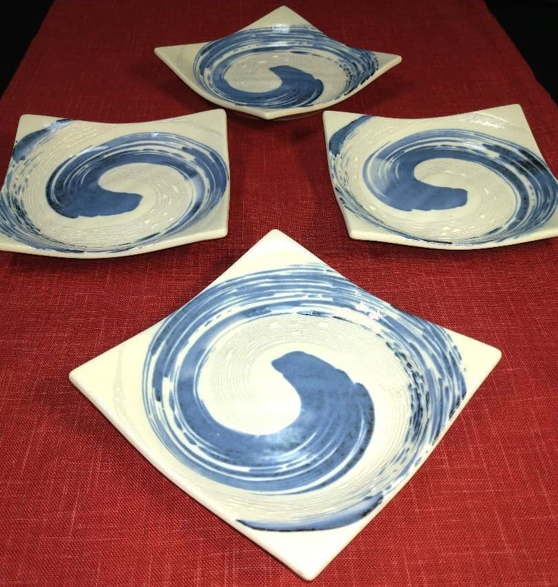♣オリジナルＷ・２種類♠一峰桜中皿♠嵐窯・渦巻青刷毛四角白ウェーブ平皿♦４セット