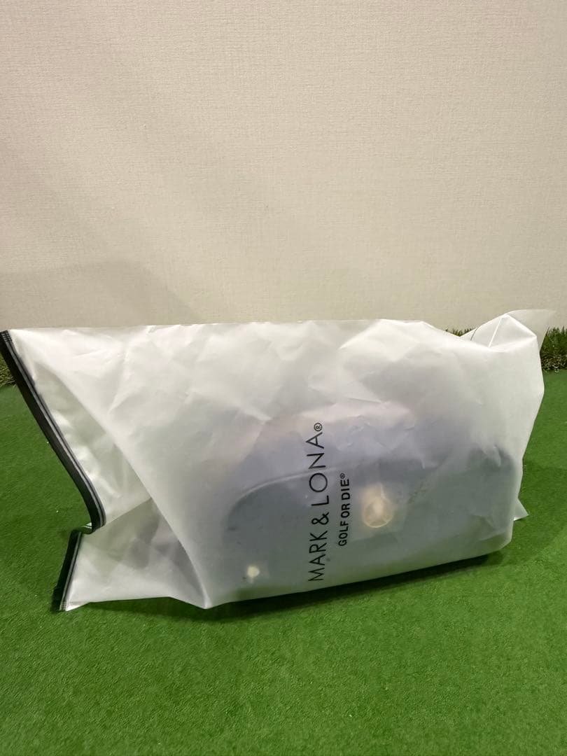 マークアンドロナ　非売品ポーチ　 新品、未使用　タグ付