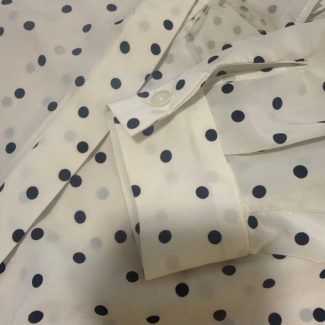 TIARA フリル付き水玉長袖ブラウス