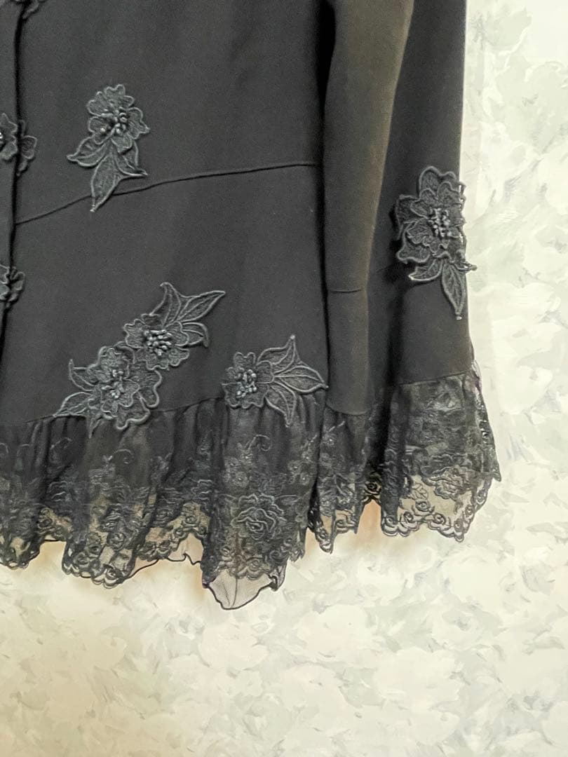 【未使用品】アトリエまりこ　レースお花付き黒ブラウス フリーサイズ