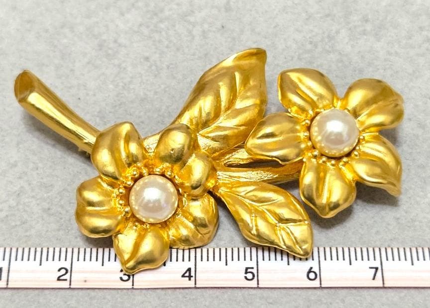 KENZOケンゾー ゴールドカラー パール付きフラワー　ブローチ　43246