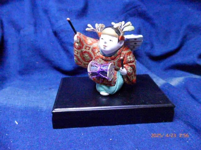 テコチチ　素晴らしい時代人形です。春山作　古いものす。元箱、台付