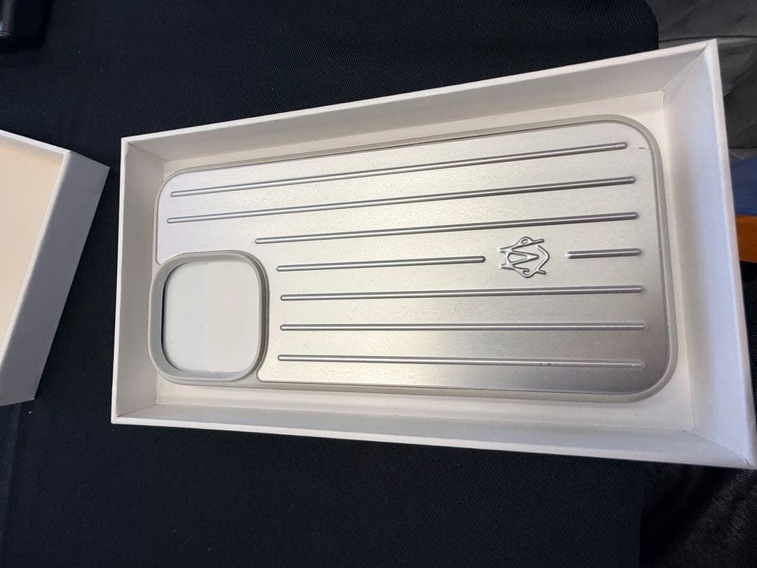 ⚠*ん様 RIMOWA アルミストライプデザイン iPhone16ProMaxケ