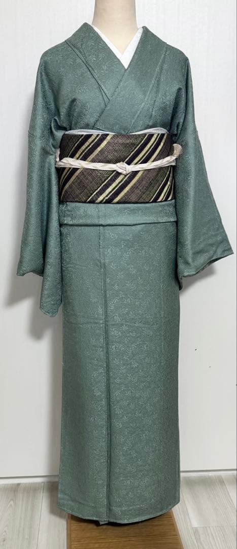 未使用品　大きなサイズ　南天模様織り出し　色無地着物