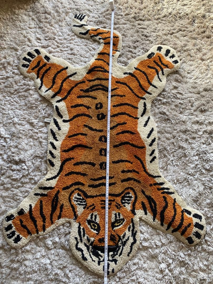 トラ型ラグ 約85cm × 130cm