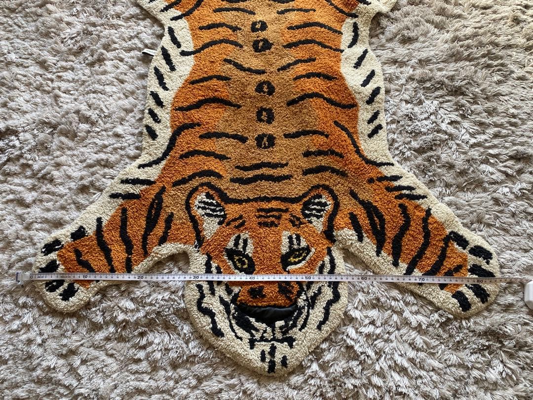 トラ型ラグ 約85cm × 130cm
