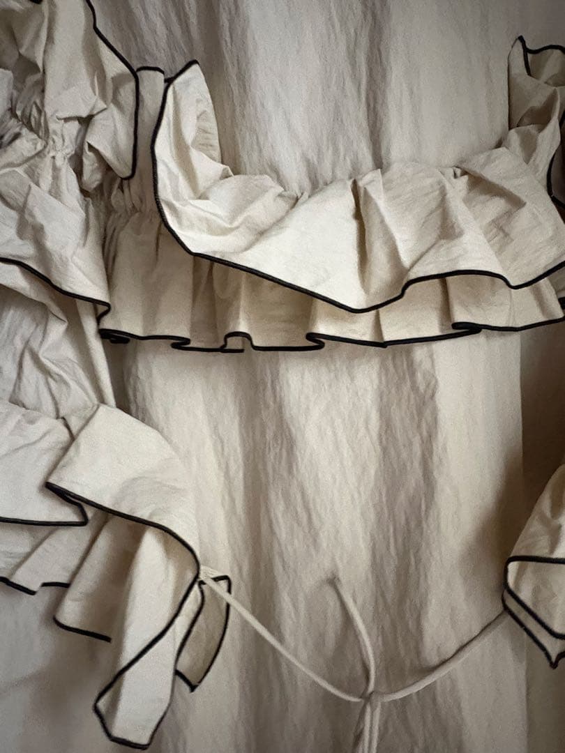 みー　FEELING FRILLS BLOUSE