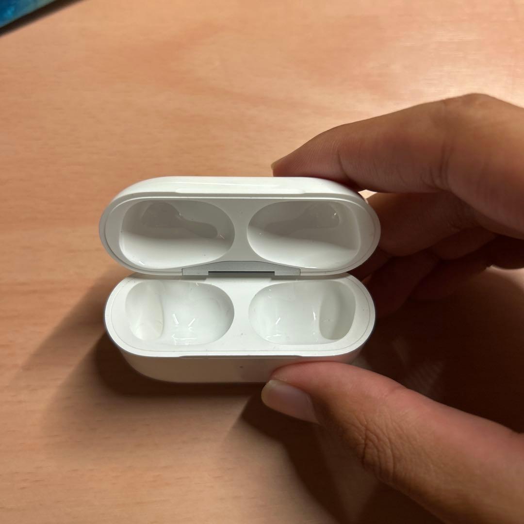 AirPods Proケースと右耳のみ