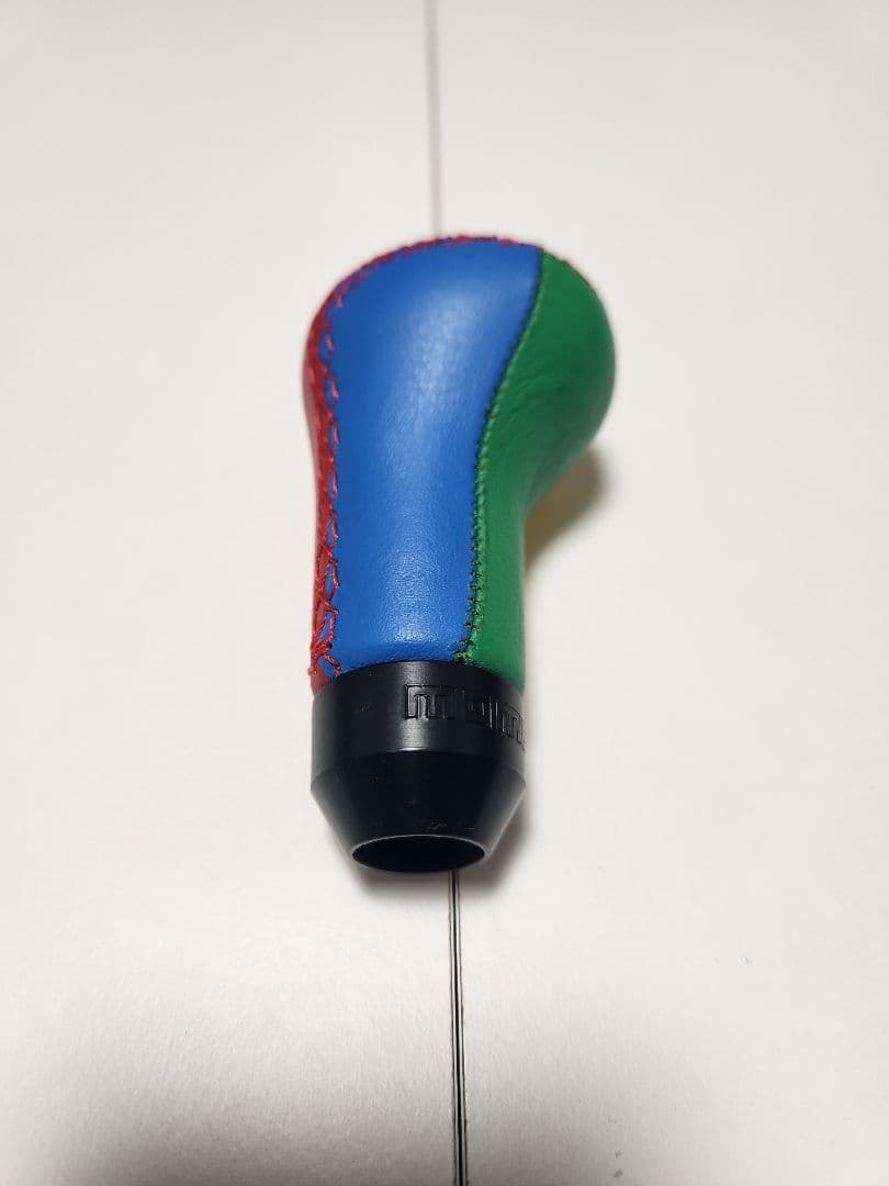 MOMO(イタリア製)のベネトンカラーのステアリングとシフトノブ及びホーンボタン