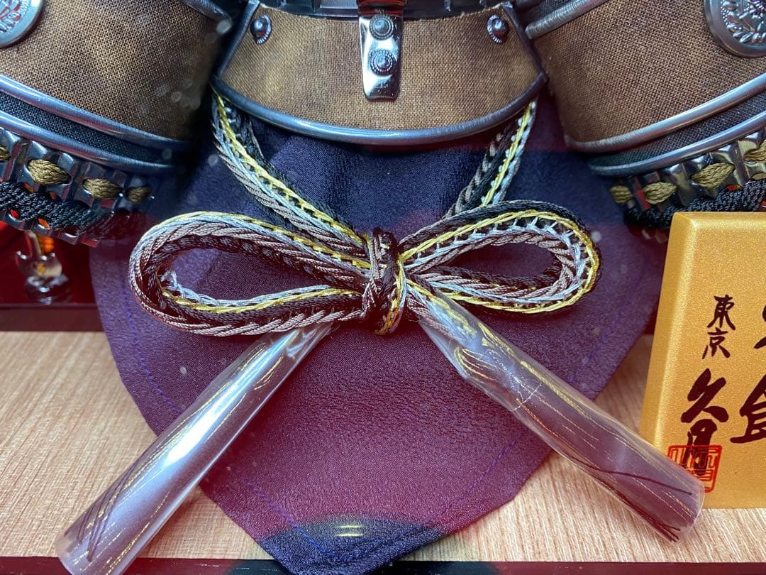 伊達政宗　東京久月　五月人形　家紋付マットブラック兜飾り木目六角アクリルケース入