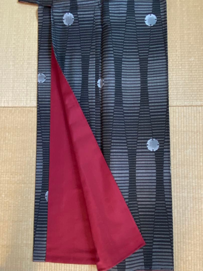 【未使用】黒色　泥染本場大島紬　たてわくに雪輪柄　　着物（袷）