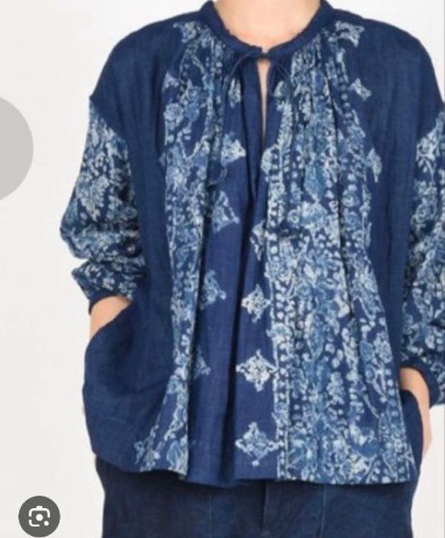 45R 二重織抜染プリントのギャザーブラウス（インディゴ） 45rpm