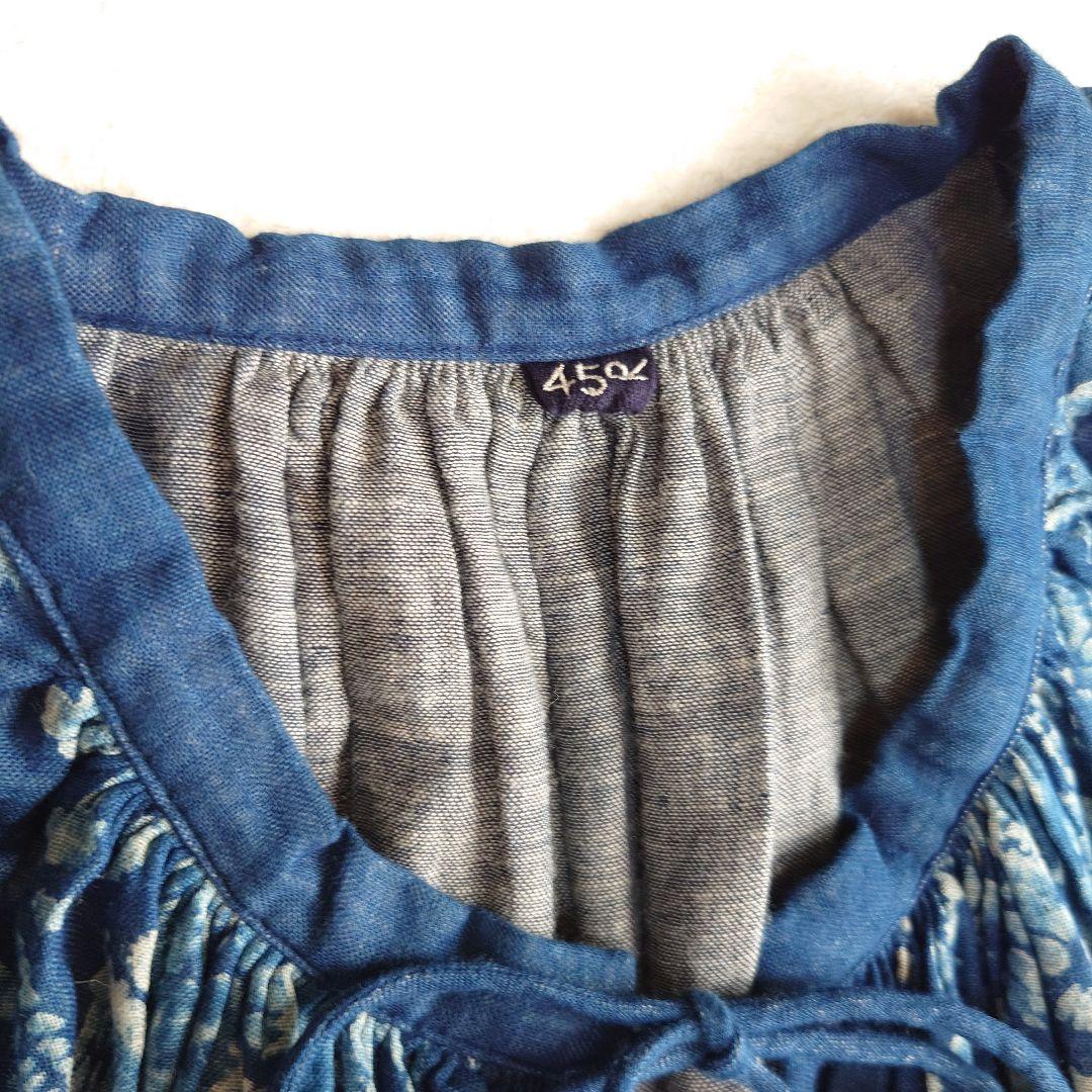 45R 二重織抜染プリントのギャザーブラウス（インディゴ） 45rpm