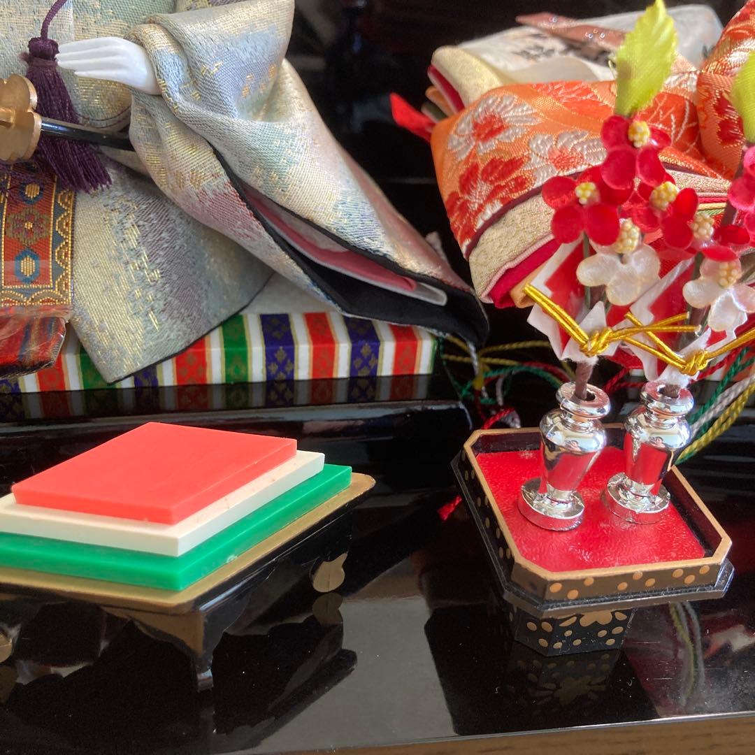 おまけタペストリー付◆雛人形◆お雛様 【親王飾り】 落ち着いた漆塗りの台座