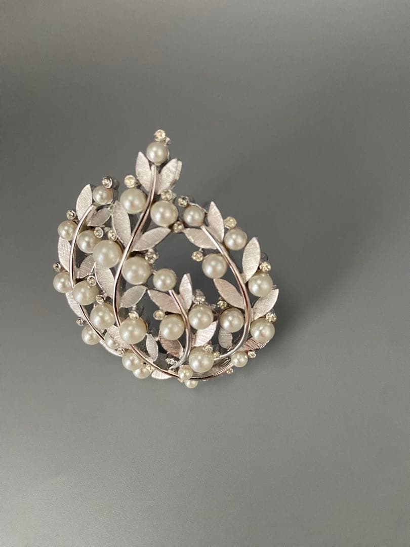 lotuscloud 2543⭐️TRIFARI トリファリヴィンテージブローチ