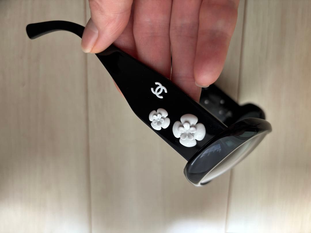 CHANEL サングラス 黒色 フラワー装飾