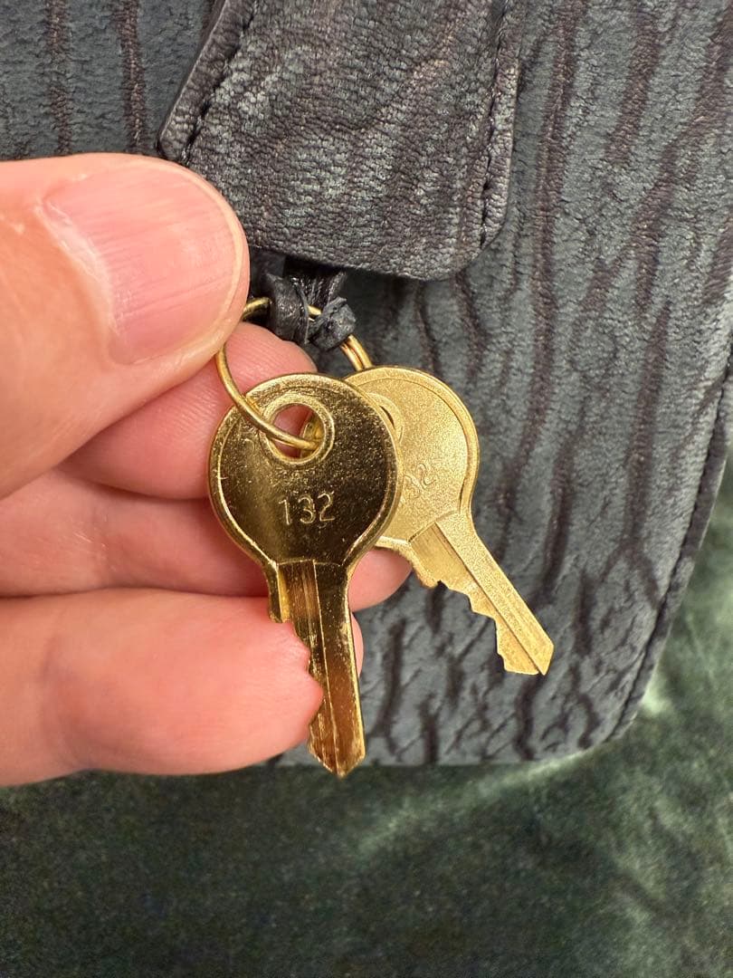 ★未使用級★ JRA認定 アザラシ本革 ハンドバッグ 鍵付き 高級感漂う逸品♪