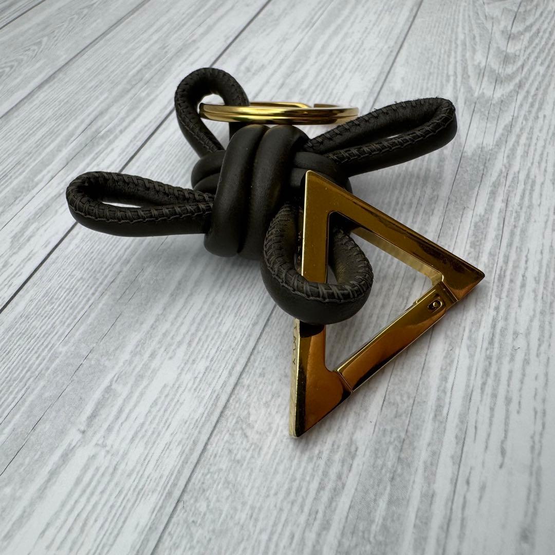 【極美品】ボッテガヴェネタ トライアングル ツイスト キーホルダー ブラウン