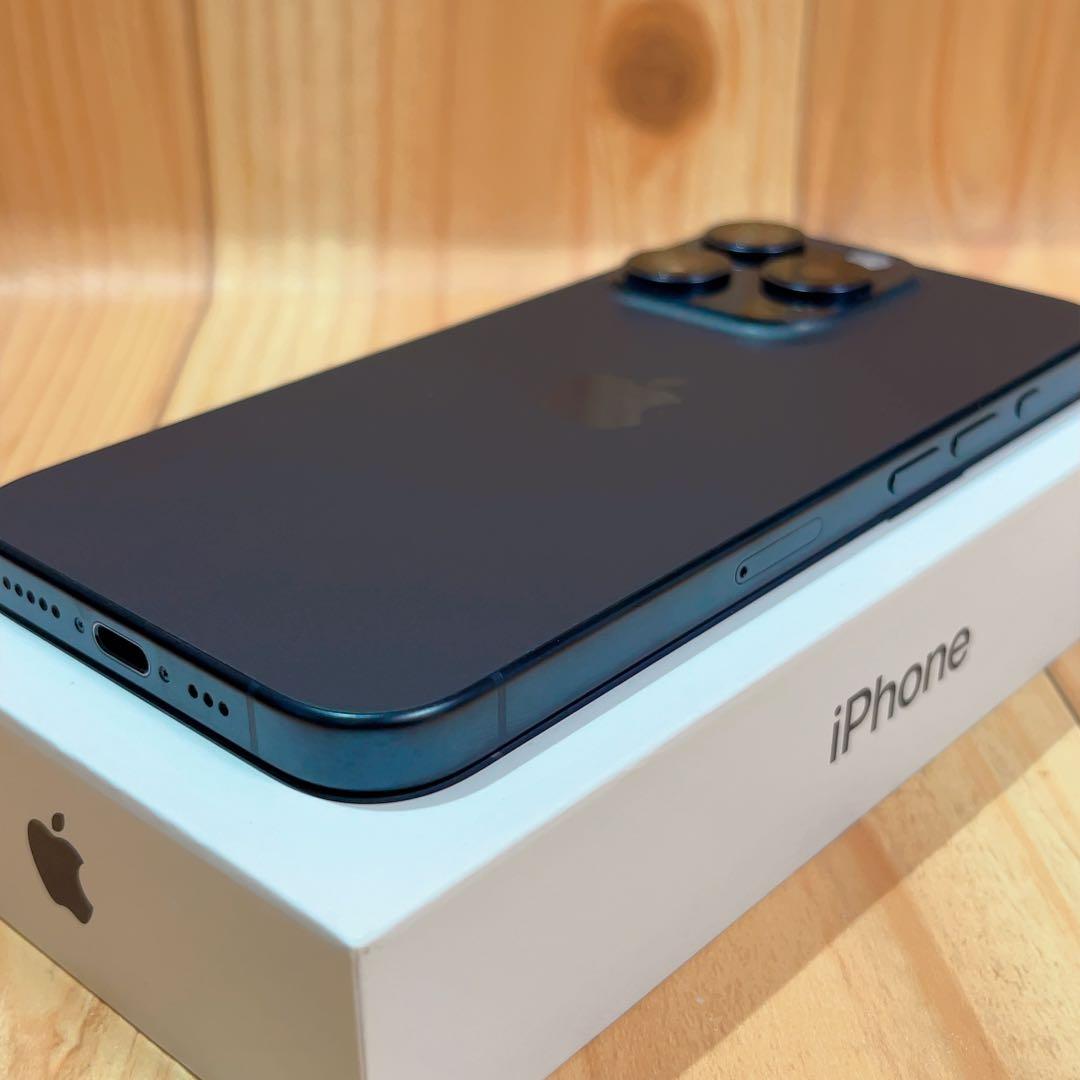美品 SIMフリー 本体 iPhone 15 Pro 256 GB 585