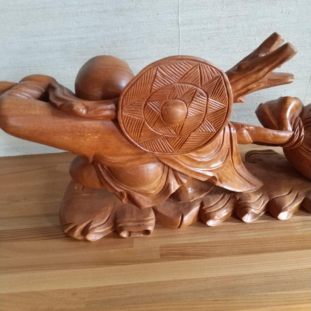 木製布袋の置物で一枚木彫りの高さ25cm長さ52cm幅15cm重さは約５キロです