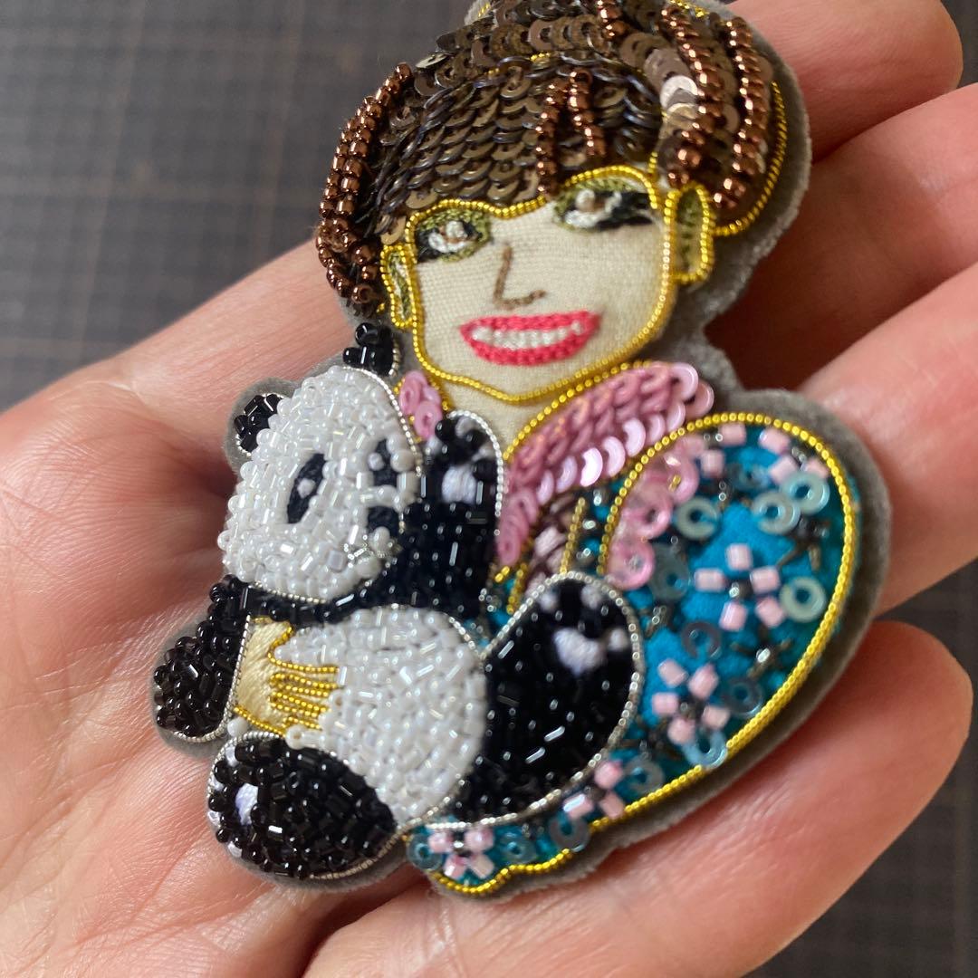 田川啓二ビーズ刺繍 パンダ抱えた黒柳徹子ピンバッジ　Tilia