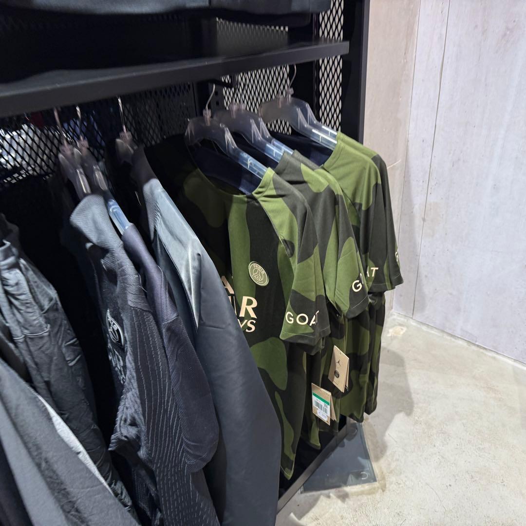 日本未発売 PSG パリの公式ストアで購入　プレマッチシャツ 23-24