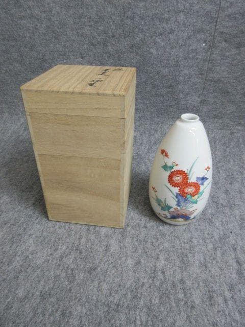 十四代酒井田柿右衛門錦岩菊文一輪生共箱付き [B27424]