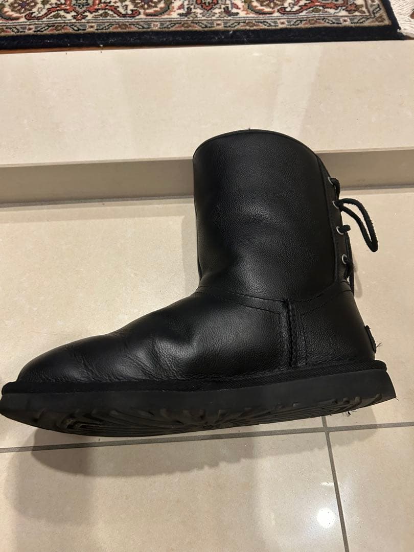 美品　UGG ブラックレザー ムートンブーツ　23 ㎝　定価3万円超え